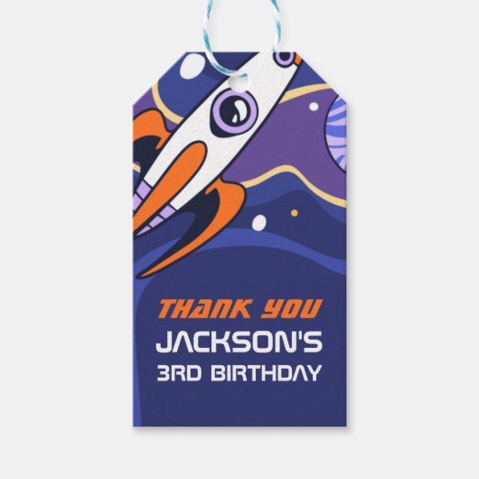 Buitenruimte- en raketkinderen op zaterdag feestda cadeaulabel (Voorkant)