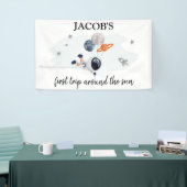 Buitenruimtetekens Jongen eerste verjaardag achter Spandoek (Beurs)