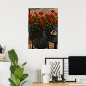 Buitenscène café met rode geraniums poster (Thuiskantoor)