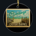 Buitenste banken Beach Vintage Travel Keramisch Ornament<br><div class="desc">Deze Greetings from Outer Banks  briefkaart design heeft een zandig strand met een prachtig turquoise oceaanwater en boven het zee,  een blauwe hemel met blauw witte wolken. In de klassieke reisstijl.</div>