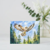 Buizerd vliegen over een dennenbos waterverf verf briefkaart (Staand voorkant)