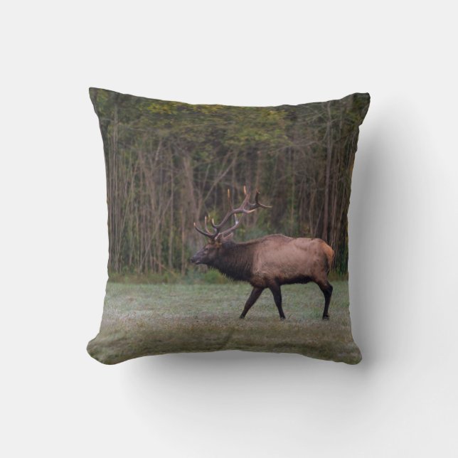 Bull Elk Morning Walk Kussen (Voorkant)