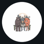 Bull en Beer - Funny Crypto/Stocks Ronde Sticker<br><div class="desc">Als je handelsaandelen of cryptografie gebruikt,  is onze 'Bull and Beer' de perfecte handelaar in shirt. Als je van coole en grappige aandelenhandel op shirten of forex op shirten houdt dan niet meer zoeken!</div>