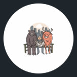 Bull en Beer - Funny Crypto/Stocks Ronde Sticker<br><div class="desc">Als je handelsaandelen of cryptografie gebruikt, is onze 'Bull and Beer' de perfecte handelaar in shirt. Als je van coole en grappige aandelenhandel op shirten of forex op shirten houdt dan niet meer zoeken!</div>