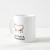 Bull klaar voor een gooi naar bruin koffiemok (Voorkant links)