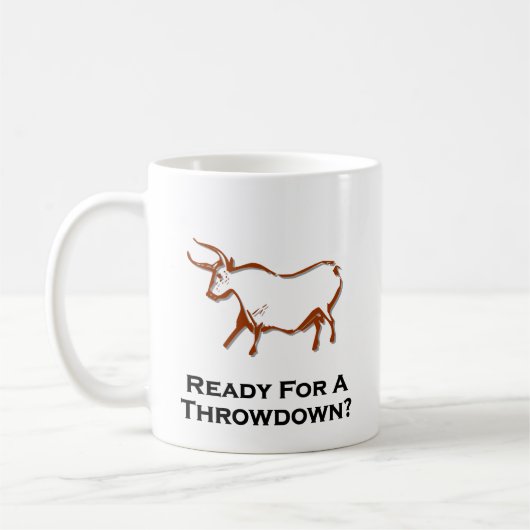 Bull klaar voor een gooi naar bruin koffiemok (Links)