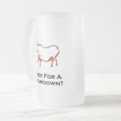 Bull klaar voor een gooi naar bruin matglas bierpul (Voorkant links)