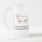 Bull klaar voor een gooi naar bruin matglas bierpul (Links)