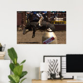 Bull rider hangt aan voor dierbaar leven poster (Thuiskantoor)