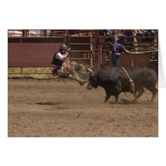 Bull rider wordt in de lucht getild
