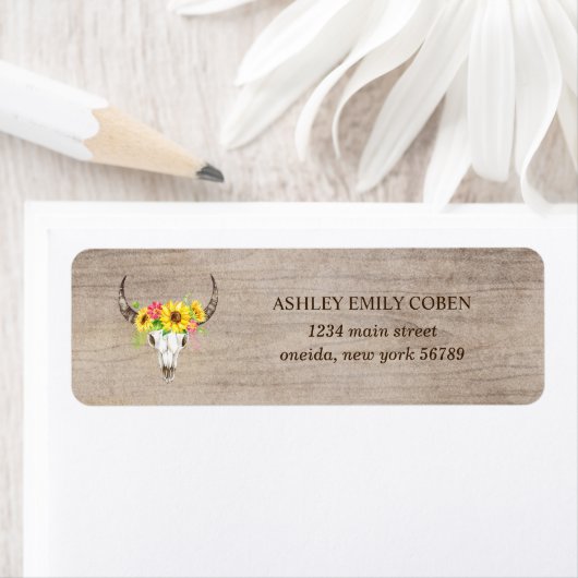 Bull Skull op Donker Hout met Zonnebloemen Adres Etiket (Insitu)