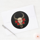 Bull Sugar Skull met rode rozen op zwart Ronde Sticker (Envelop)