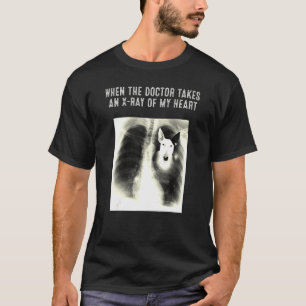 Bull Terrier Dog Doctor neemt een röntgenfoto van T-shirt