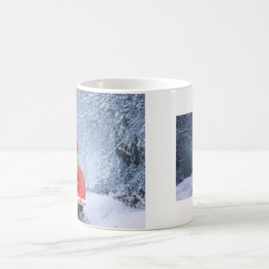 Bull Terrier Dog in Snow, met Kerstmis Koffiemok (Center)