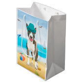 Bull Terrier Dog op Beach Medium Cadeauzakje (Voorkant Gekanteld)