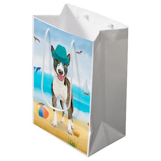 Bull Terrier Dog op Beach Medium Cadeauzakje (Voorkant Gekanteld)