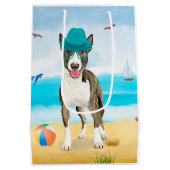 Bull Terrier Dog op Beach Medium Cadeauzakje (Achterkant)