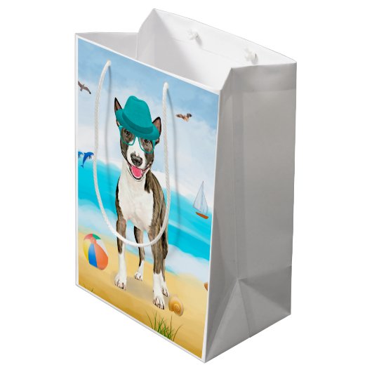 Bull Terrier Dog op Beach Medium Cadeauzakje (Achterkant Gekanteld)