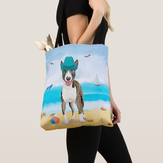 Bull Terrier Dog op Beach Tote Bag (Dichtbij)
