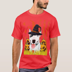 Bull Terrier hond heks dansend rond pompoenen in  T-shirt