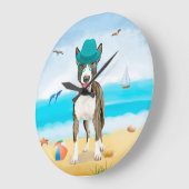 Bull Terrier-hond op het strand Grote Klok (Hoek)