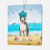 Bull Terrier-hond op het strand Keramisch Ornament (Links)