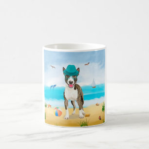 Bull Terrier-hond op het strand Koffiemok