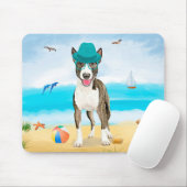 Bull Terrier-hond op het strand Muismat (Met muis)