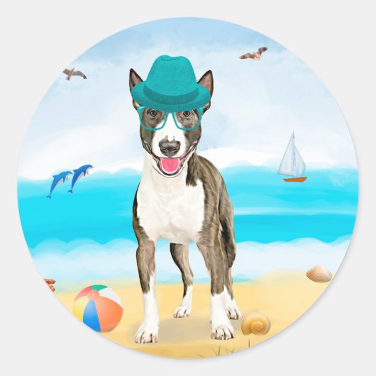 Bull Terrier-hond op het strand Ronde Sticker (Voorkant)
