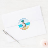 Bull Terrier-hond op het strand Ronde Sticker (Envelop)