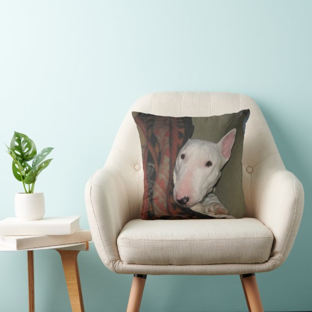 Bull Terrier Snuggable onder een Sierkussen met gr (Stoel)