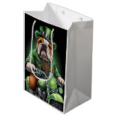 Bulldog Driving Bike St. Patrick's Day Medium Cadeauzakje (Voorkant Gekanteld)