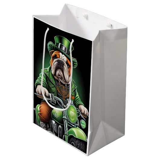 Bulldog Driving Bike St. Patrick's Day Medium Cadeauzakje (Voorkant Gekanteld)
