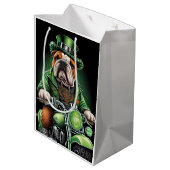 Bulldog Driving Bike St. Patrick's Day Medium Cadeauzakje (Achterkant Gekanteld)