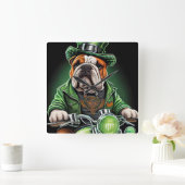 Bulldog Driving Bike St. Patrick's Day Vierkante Klok (Huis)
