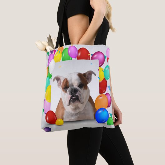 Bulldog hond met kleurrijke ballonnen Verjaardagst Tote Bag (Dichtbij)