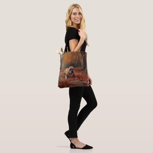 Bulldog in herfstbladeren val inspireert tote bag (Op model)