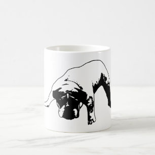 Bulldog in houding met schaduwuitsnijding in strak koffiemok