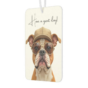Bulldog met een beige pet luchtverfrisser
