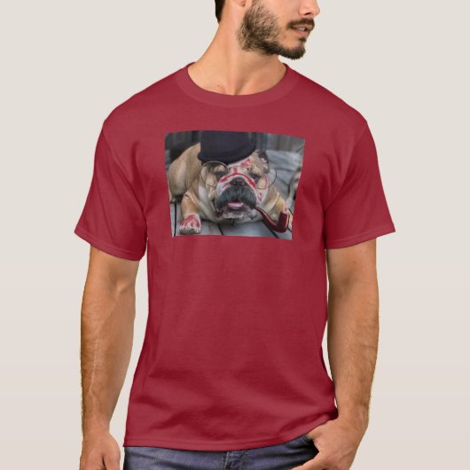 Bulldog met Mustache Smoking Pipe en Derby Pet T-shirt (Voorkant)