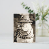 Bulldog op patrouille met pet en capsule briefkaart (Staand voorkant)