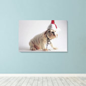 Bulldog Puppy Wearing Santa Hat Canvas Afdruk (Insitu (Houten vloer))