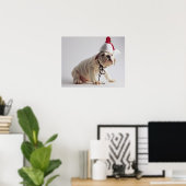 Bulldog Puppy Wearing Santa Hat Poster (Thuiskantoor)