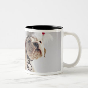 Bulldog Puppy Wearing Santa Hat Tweekleurige Koffiemok