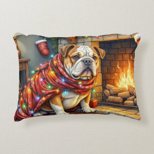 Bulldog zit naast open haard met kerstverlichting accent kussen