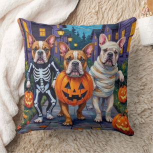 Bulldogs gaan langs de deuren in Halloween-kostuum Kussen
