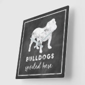 Bulldogs hier  Chalkboard Vierkante Klok (Hoek)