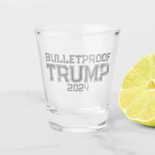 Bulletproof Trump 2024 Shot Glas (Voorkant)