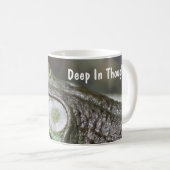 Bullfrog diep in gedachte koffiemok (Voorkant rechts)