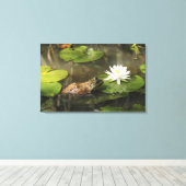 Bullfrog in Lily Pond Canvas Afdruk (Insitu (Houten vloer))